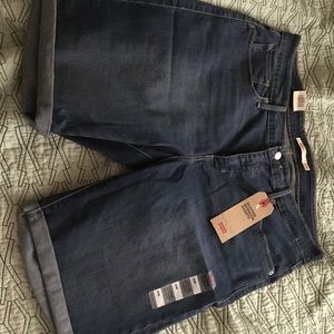 BNWT Dark Levi’s shaping Bermuda shorts size 20W.